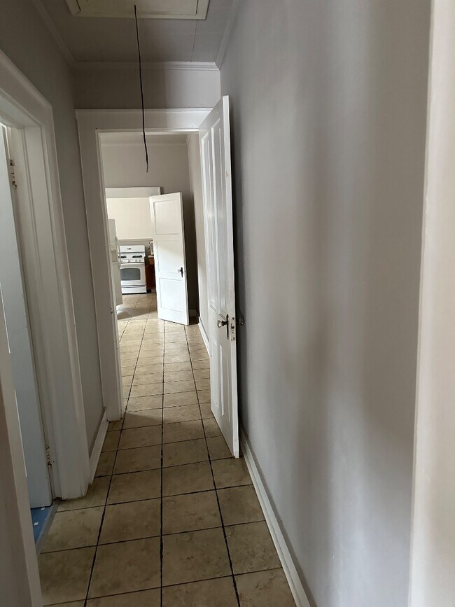 Building Photo - 922 N Roman St