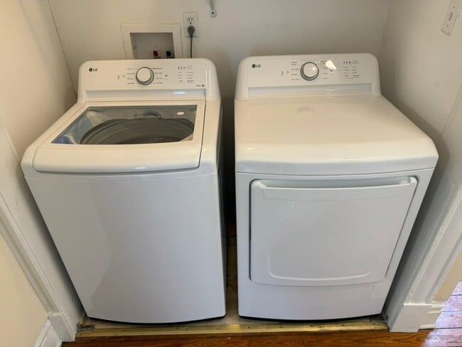 Building Photo - Spacious 3BR / 2BA apartment with ensuite bath and in-unit laundry