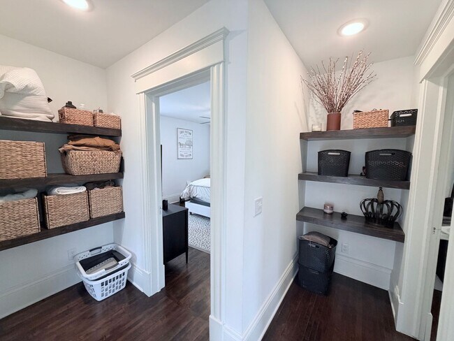 Building Photo - Gorgeous 3 Bedroom with Modern Upgrades!!