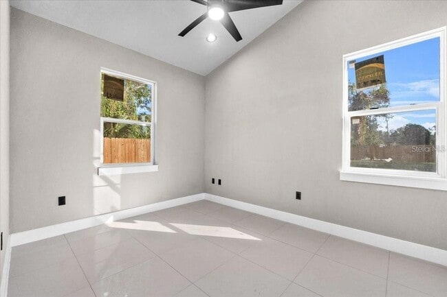 Building Photo - 724 W Crescent Dr