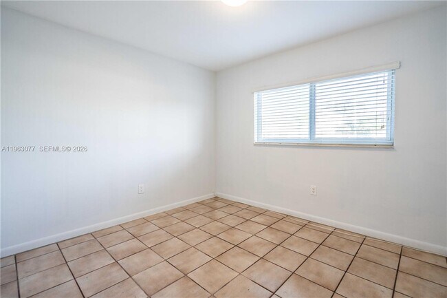 Building Photo - 1940 Biarritz Dr