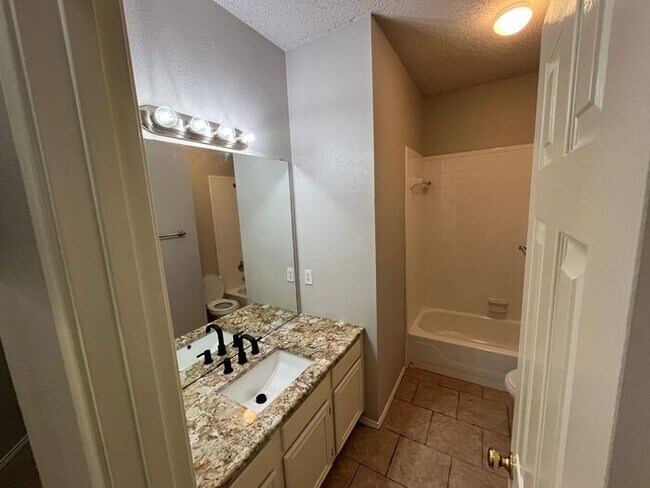 Building Photo - Bright & Inviting Home with Walk-In Closet...