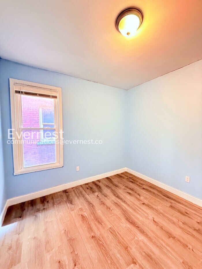 Building Photo - 1464 Baldwin St