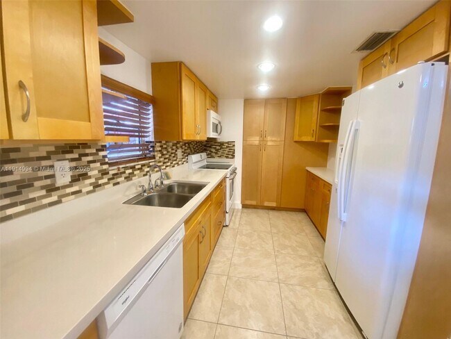 Building Photo - 6568 SW 41st Pl