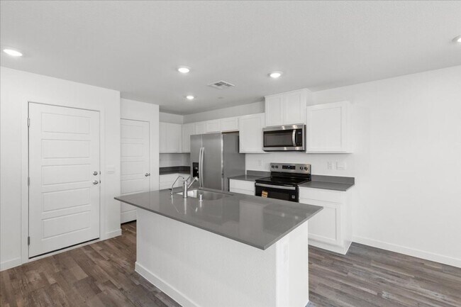 Building Photo - 900 Rosy Starling St