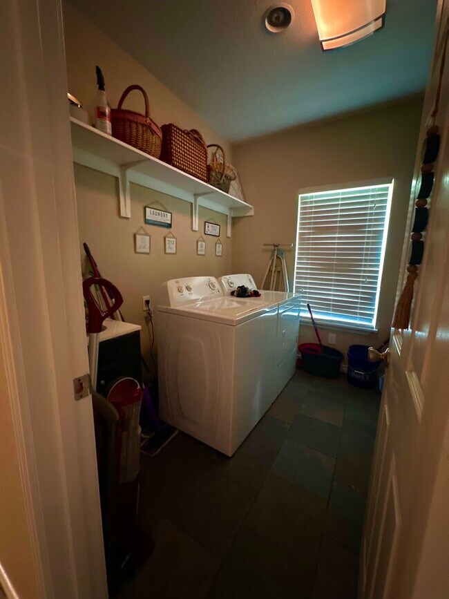 Building Photo - Charming 3/3 House in with Covered Parking...