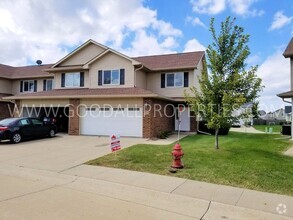 Building Photo - 3 Bedroom, 2.5 Bath Townhome in Grimes