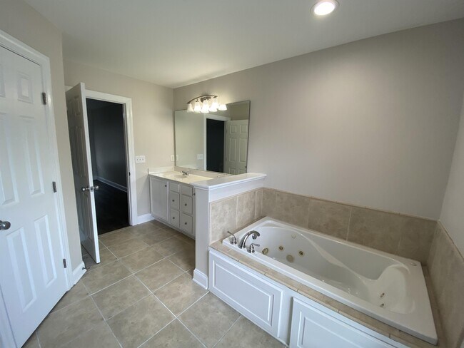 Building Photo - 2055B Cambria Dr