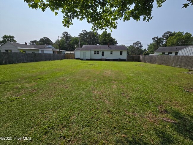 Building Photo - 801 Barn St