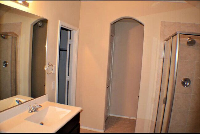 Building Photo - 701 Cheyenne Dr