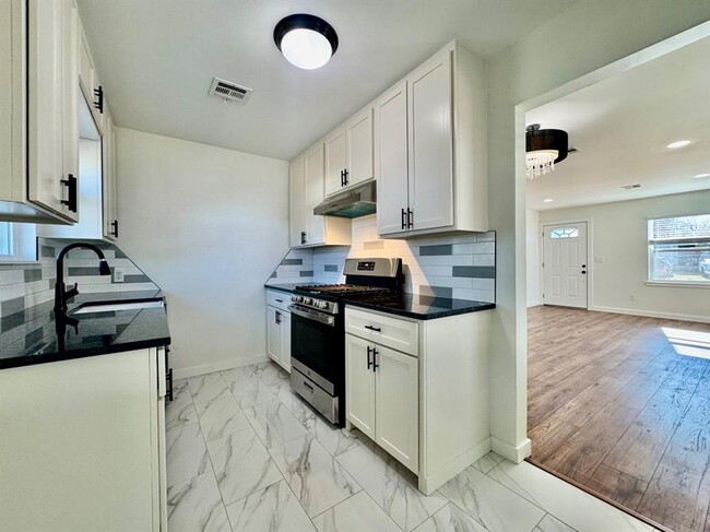 Building Photo - 809 Proctor Pl