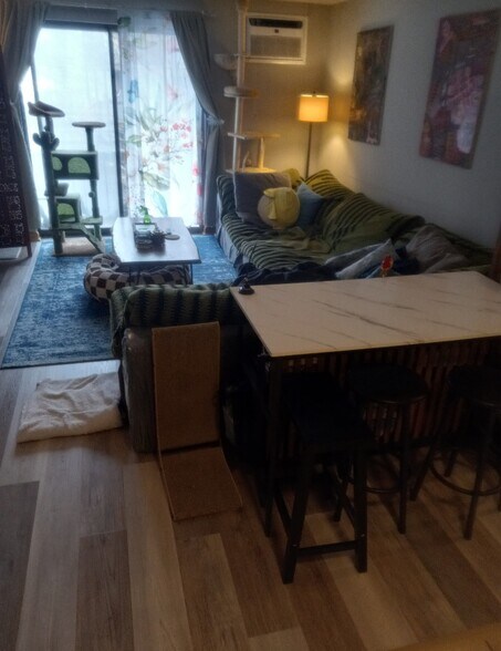 Building Photo - 566 Washington St