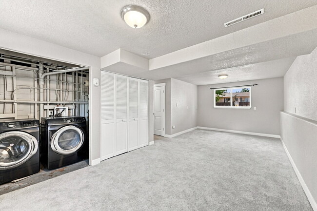 Building Photo - $2,095.95, 4 bed, 2 bath, located in Colorado Springs with a fenced-in backyard.