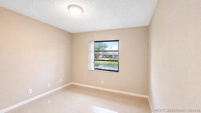 Building Photo - 416 Lakeside Dr
