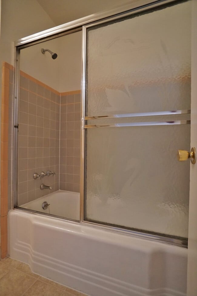 Building Photo - charming 3 bedroom 1.5 bathroom House in U...