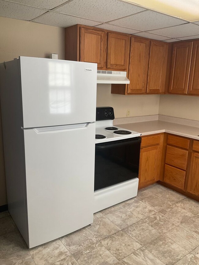 Building Photo - 405 E Poos Dr