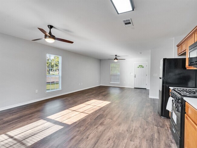 Building Photo - 326 S Bell Dr