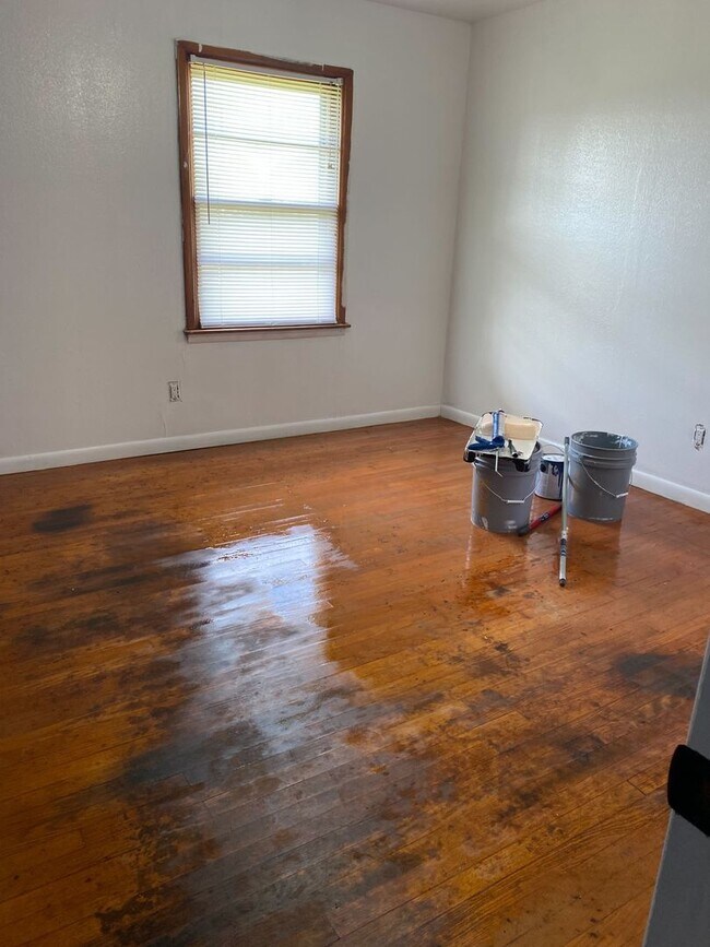 Building Photo - Well Kept Two Bed Room