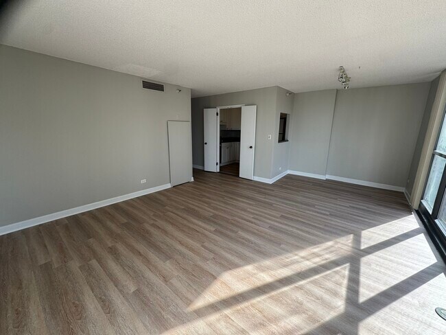 Building Photo - 10 E Ontario St