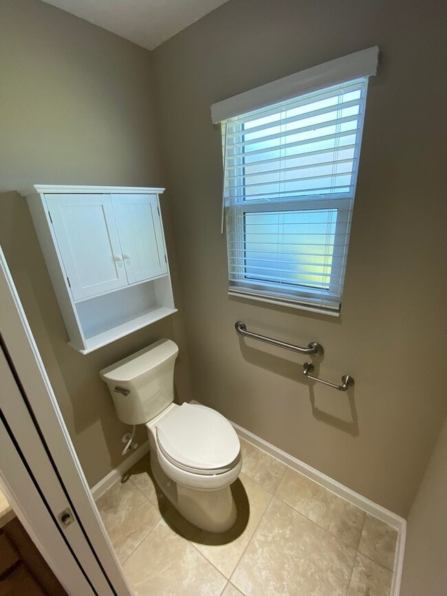 Building Photo - Beautiful Unfurnished 3 bed, 2 bath ANNUAL...
