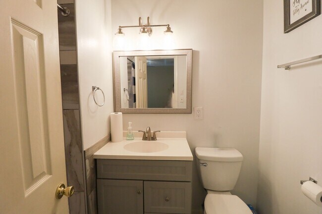 Building Photo - 2 Bed | 3 Bath with In-Ground Pool in Cent...