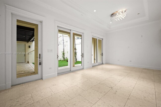 Building Photo - 530 Valencia Ave