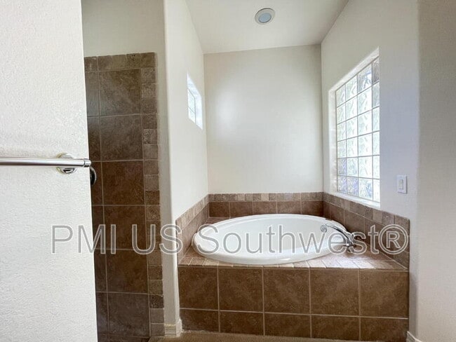 Building Photo - 2928 Esmerelda Dr