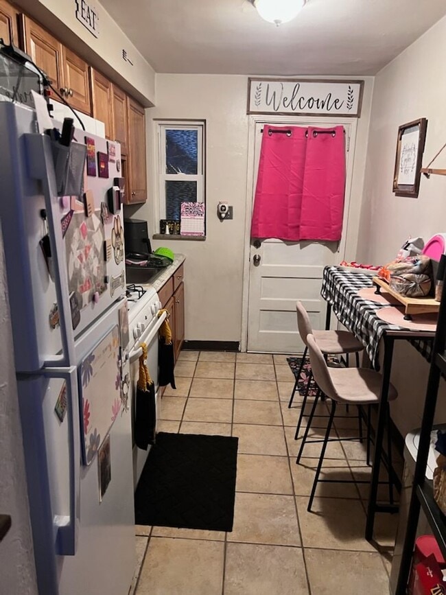 Building Photo - Spacious 1 Bedroom in Bellevue!