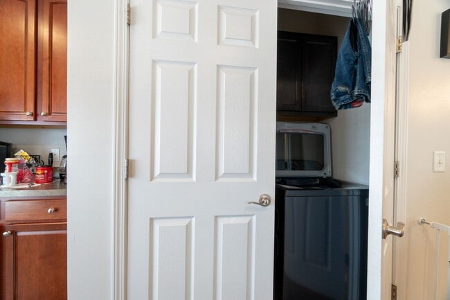 Building Photo - Beautiful townhome in Whitsett NC