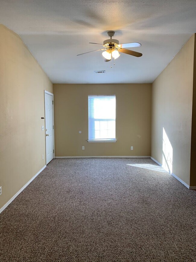 Building Photo - $300 OFF OF YOUR FIRST MONTHS RENT!!! 2 Bedroom Apartment for Lease - 1 Mile from University of A...