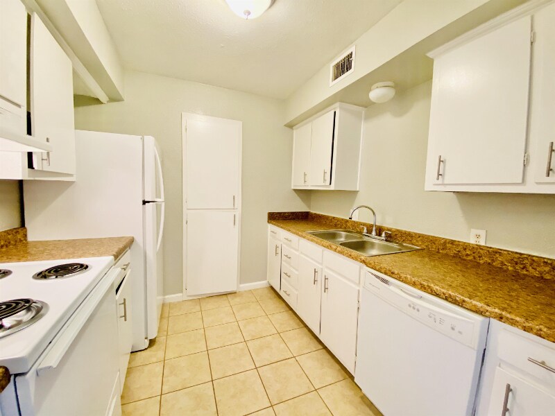 Building Photo - 3807 Englewood Cir