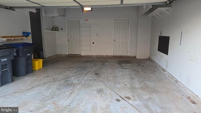 Building Photo - 7007 Courtyard Way