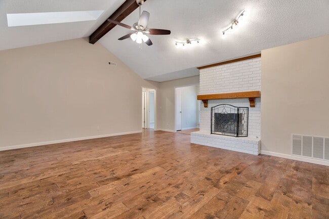 Building Photo - Beatifully Updated East Fay Home! Must See!