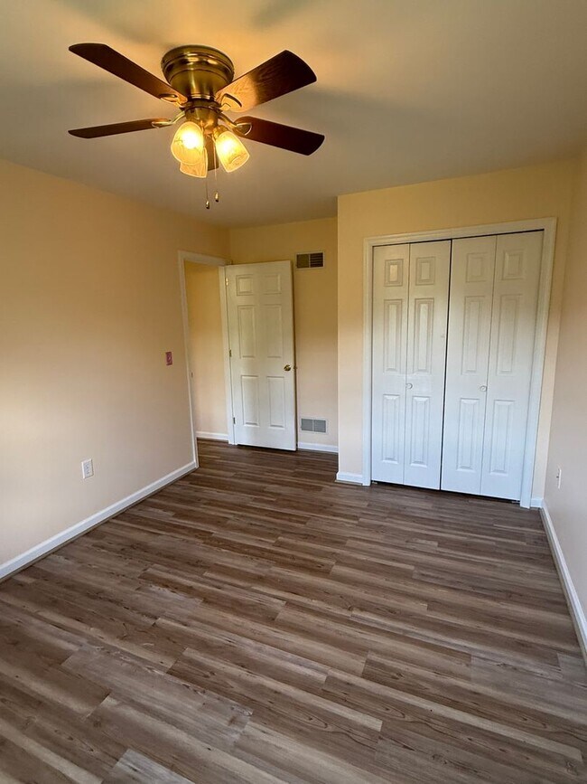 Building Photo - 403 Cindy Dr