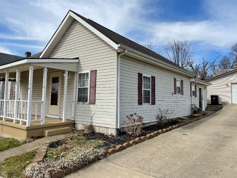 Building Photo - 111 W Poplar St