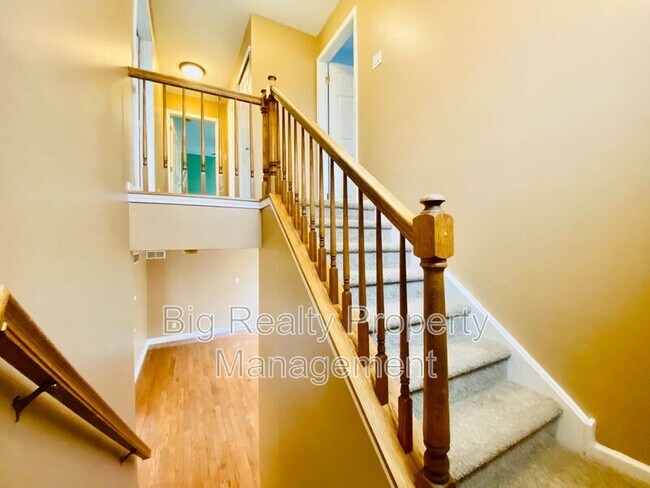 Building Photo - 475 Stoneglen St