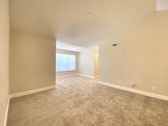 Building Photo - Spacious 3br/2ba Venetian Condo!