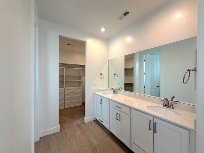 Building Photo - Desert Color Condo 3 bd, 2.5 bt, Extra Large 2 Car Garage Home