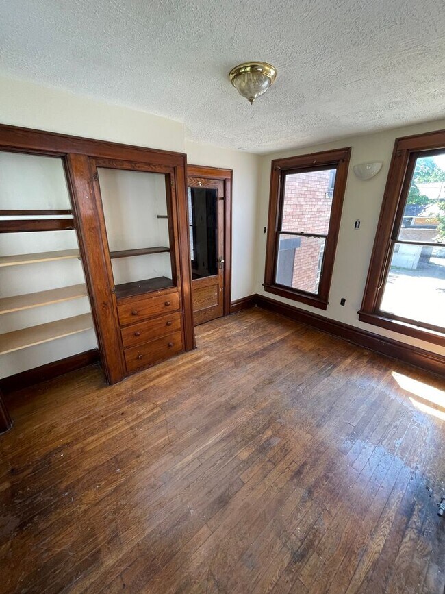 Building Photo - Large Brick 7 bedroom home. email Amber@os...