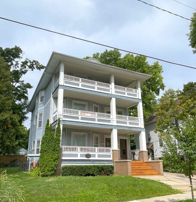 Primary Photo - 130 Lathrop St