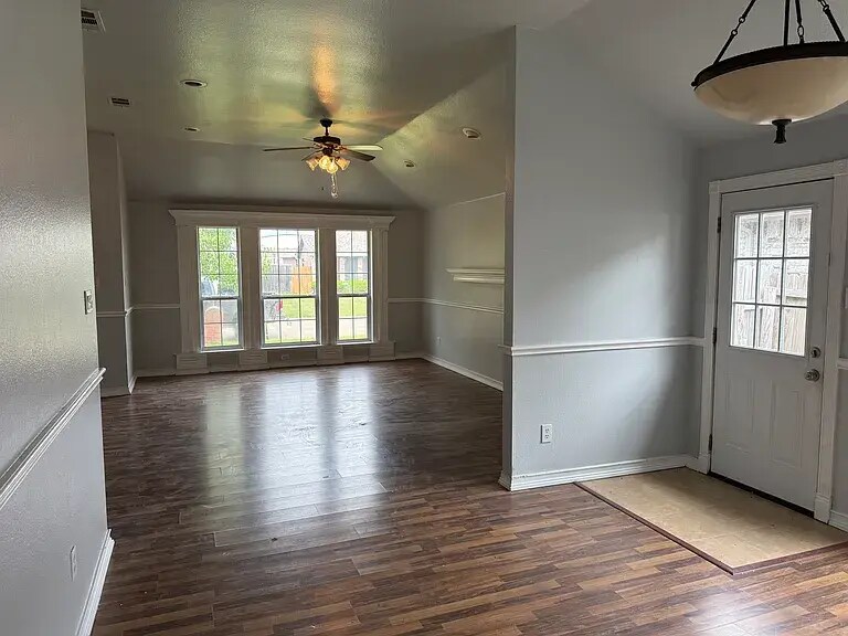 Building Photo - 725 Cooper Ln