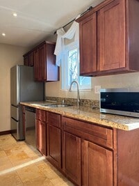 Building Photo - Updated Upstairs Condo Near Oakridge Mall with Parking & Central A/C!