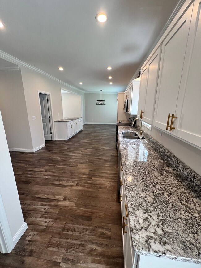 Building Photo - Spectacular newly remodeled home, next to the Square, Franklin, Ky