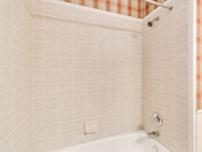 Building Photo - Beautiful Home With Lake View - 3 Bed + 2 Bath