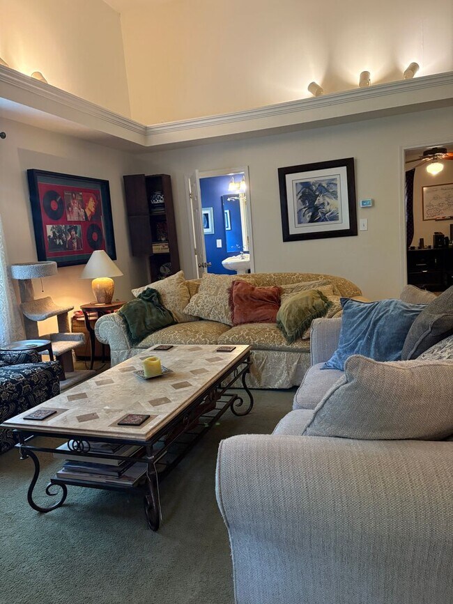 Building Photo - Large, private home in Rivercliff