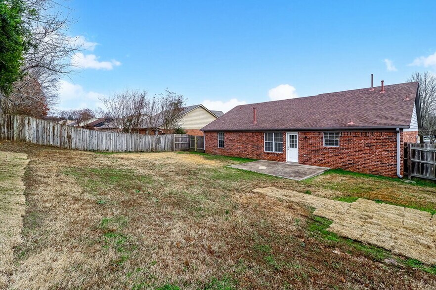 Building Photo - 120 Pinewood Dr