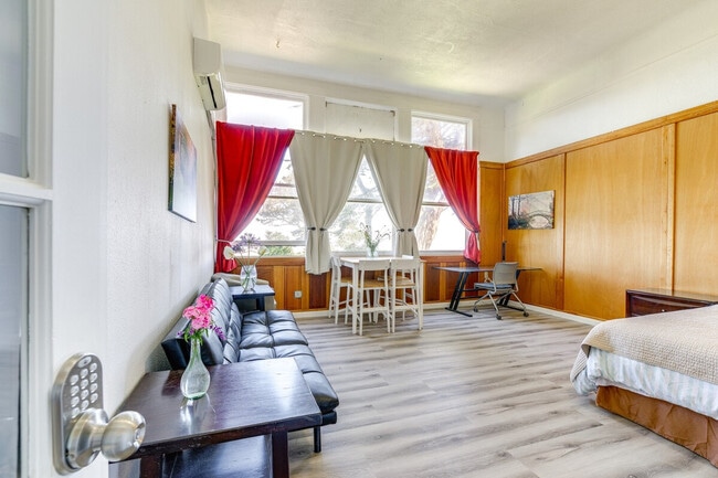 Building Photo - 494 6th St