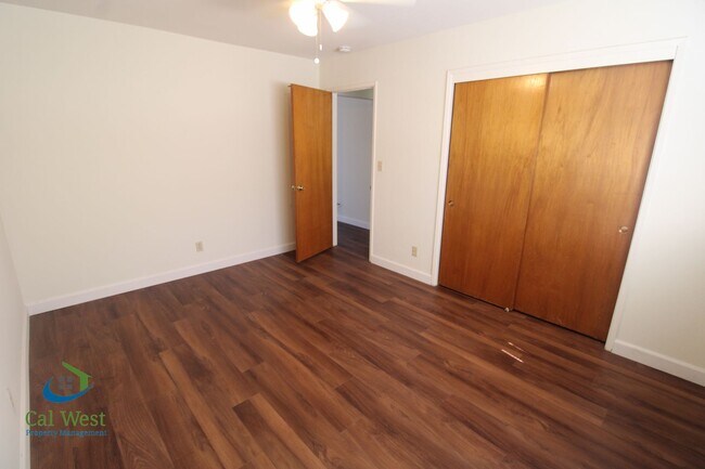 Building Photo - $2,295 1 Bedroom 1 Bath Upstairs Apartment in 4 Plex