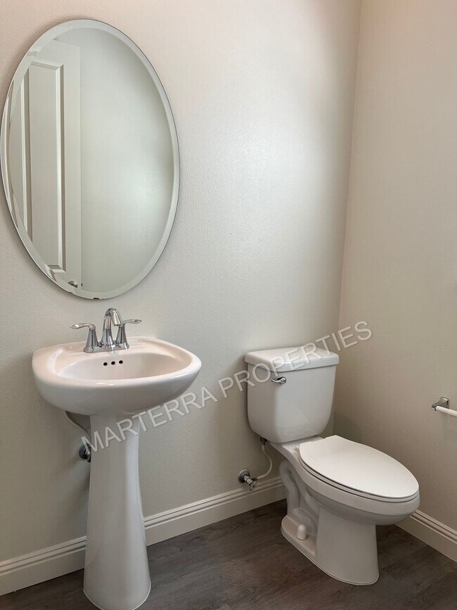 Building Photo - Beautiful 3 Bed/2.5 Bath Home in Portola S...