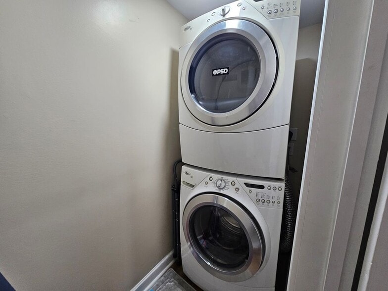 Building Photo - 208 W Main St